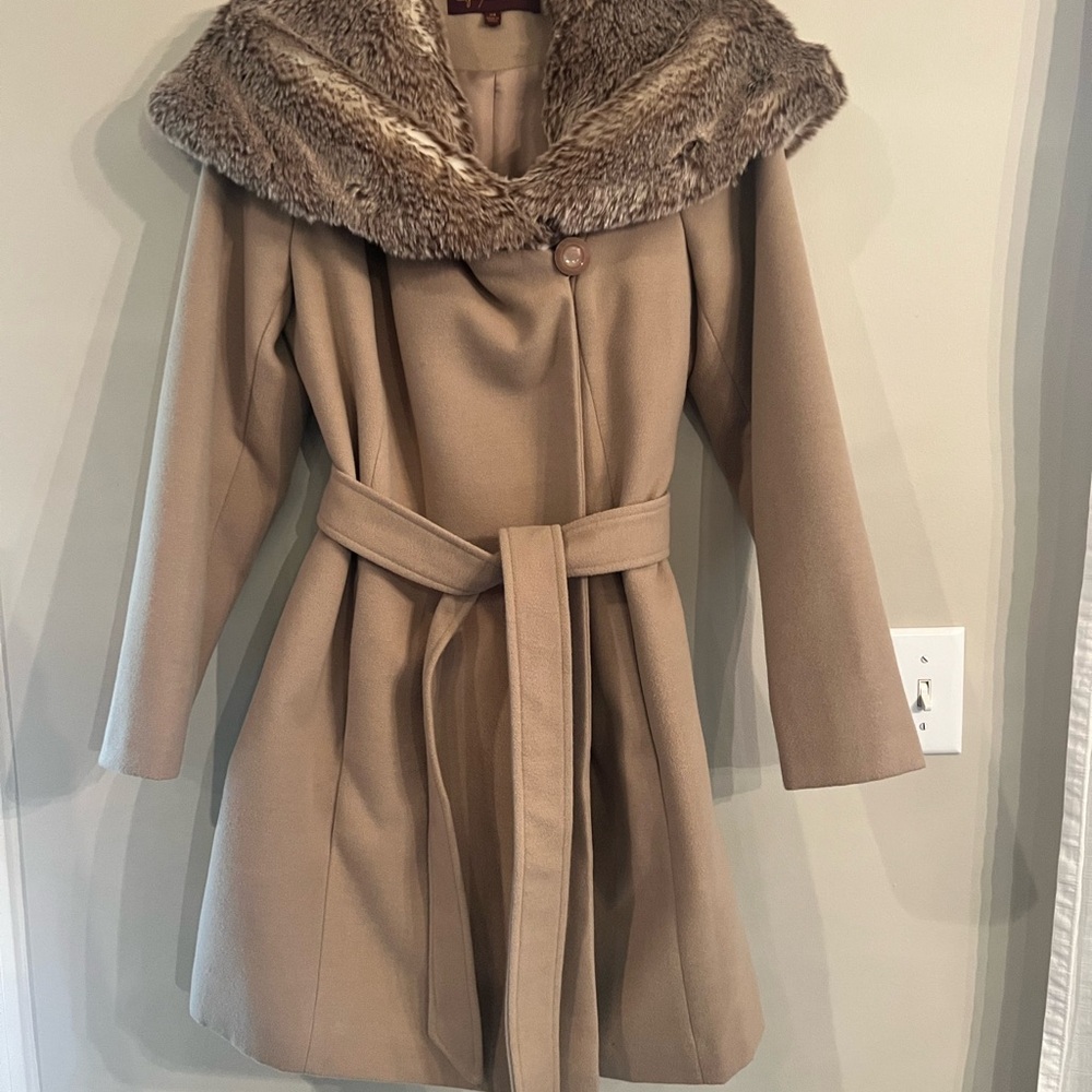 Elegant Tan Coat with Faux Fur Collar
